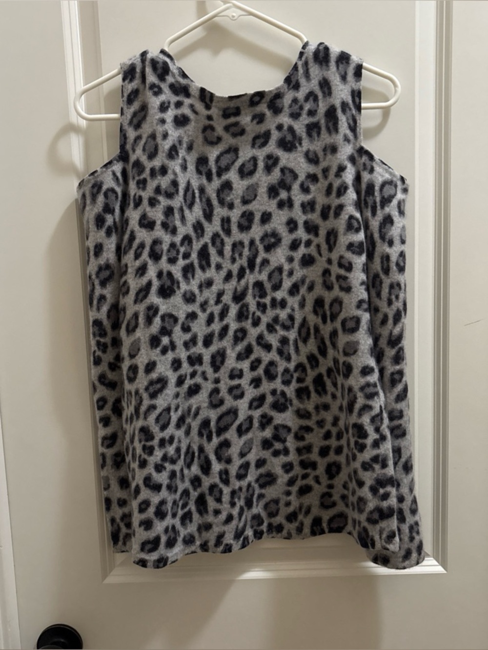 Charter Club 100% Cashmere Cold Shoulder Gray Leopard Print Sweater XL Luxury - Picture 4 of 4